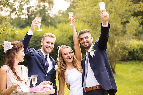 포토 JPG 주간 외국인 나무 백인 부부 커플 응시 여자 남자 결혼 결혼식 서기 웃음 들기 잔디 여러명 상반신 20대 성인 야외 앞모습 옆모습 아웃포커스 친구 축하 샴페인 건배 샴페인잔 체코 성인만 국내포토 자연요소 서양인 식물 시선 유럽 뷰포인트 다수 컨셉 술잔 관계 모션 주류 촬영기법 표정 사람 인종 이벤트 청년 파일형식