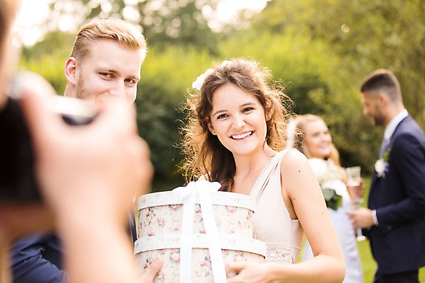 포토 JPG 주간 외국인 백인 부부 커플 여자 남자 결혼 결혼식 선물 서기 웃음 들기 여러명 상반신 20대 성인 야외 옆모습 아웃포커스 친구 카메라 사진촬영 축하 체코 기념촬영 성인만 국내포토 자연요소 서양인 유럽 뷰포인트 다수 컨셉 관계 모션 촬영기법 표정 사람 인종 이벤트 청년 전자제품 촬영 파일형식