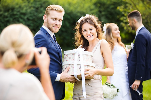 포토 JPG 주간 외국인 나무 백인 부부 커플 응시 여자 남자 부케 결혼 결혼식 선물 서기 웃음 들기 여러명 상반신 20대 성인 야외 옆모습 뒷모습 아웃포커스 친구 카메라 사진촬영 축하 체코 기념촬영 성인만 국내포토 자연요소 서양인 식물 시선 유럽 뷰포인트 꽃다발 다수 컨셉 관계 모션 촬영기법 표정 사람 인종 이벤트 청년 전자제품 촬영 파일형식