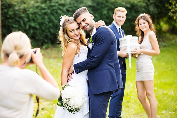 포토 JPG 주간 외국인 나무 백인 부부 커플 응시 여자 남자 부케 결혼 결혼식 선물 서기 미소 들기 잔디 여러명 상반신 20대 성인 야외 옆모습 뒷모습 아웃포커스 친구 카메라 사진촬영 축하 체코 기념촬영 성인만 국내포토 자연요소 서양인 식물 시선 유럽 뷰포인트 꽃다발 다수 컨셉 관계 모션 촬영기법 표정 사람 인종 이벤트 청년 전자제품 촬영 파일형식