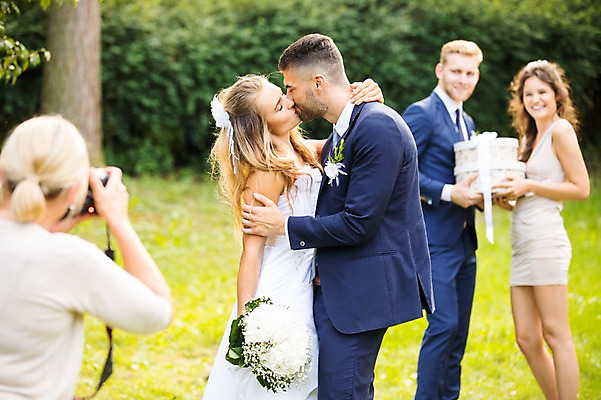 포토 JPG 주간 외국인 나무 백인 부부 커플 응시 여자 남자 부케 결혼 결혼식 키스 선물 서기 웃음 들기 잔디 여러명 상반신 20대 성인 야외 옆모습 뒷모습 아웃포커스 친구 카메라 사진촬영 축하 체코 기념촬영 성인만 국내포토 자연요소 서양인 식물 시선 유럽 뷰포인트 꽃다발 다수 컨셉 관계 모션 촬영기법 표정 사람 인종 이벤트 청년 전자제품 촬영 애정표현 파일형식