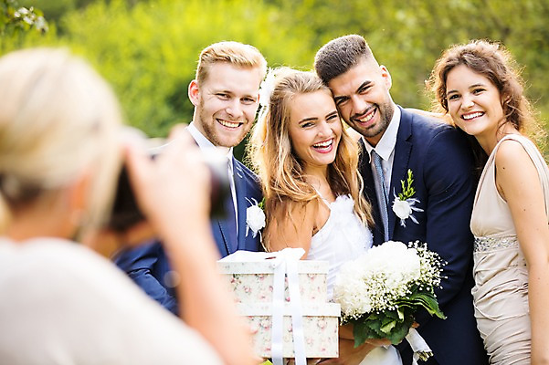 포토 JPG 주간 외국인 백인 부부 커플 응시 여자 남자 부케 결혼 결혼식 선물 서기 웃음 들기 여러명 상반신 20대 성인 야외 옆모습 뒷모습 아웃포커스 친구 카메라 사진촬영 축하 체코 기념촬영 성인만 단체사진 국내포토 자연요소 서양인 시선 유럽 뷰포인트 꽃다발 다수 컨셉 관계 모션 촬영기법 표정 사람 인종 이벤트 청년 전자제품 촬영 기념사진 파일형식