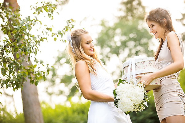 포토 JPG 주간 외국인 나무 백인 커플 응시 여자 신부 부케 결혼 결혼식 선물 서기 웃음 들기 상반신 20대 성인 야외 두명 옆모습 아웃포커스 친구 체코 성인여자만 국내포토 자연요소 서양인 식물 시선 유럽 뷰포인트 꽃다발 관계 모션 촬영기법 표정 사람 인종 이벤트 청년 여자만 성인만 파일형식