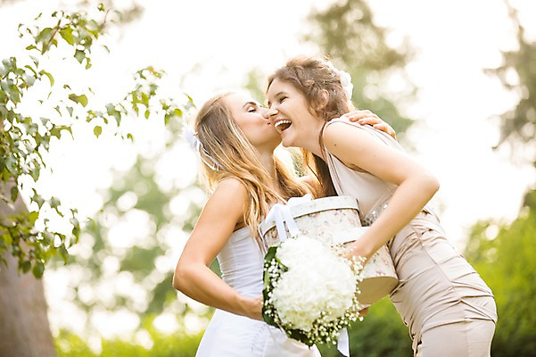 포토 JPG 주간 외국인 나무 백인 커플 응시 여자 신부 부케 결혼 결혼식 키스 선물 서기 웃음 들기 상반신 20대 성인 야외 두명 옆모습 아웃포커스 친구 체코 성인여자만 국내포토 자연요소 서양인 식물 시선 유럽 뷰포인트 꽃다발 관계 모션 촬영기법 표정 사람 인종 이벤트 청년 애정표현 여자만 성인만 파일형식