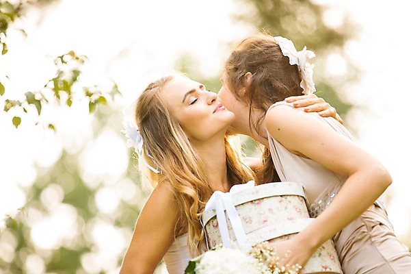 포토 JPG 주간 외국인 나무 백인 커플 응시 여자 신부 부케 결혼 결혼식 키스 선물 서기 들기 상반신 20대 성인 야외 두명 옆모습 아웃포커스 친구 눈감음 체코 성인여자만 국내포토 자연요소 서양인 식물 시선 유럽 뷰포인트 꽃다발 관계 모션 촬영기법 사람 인종 이벤트 청년 애정표현 여자만 성인만 파일형식