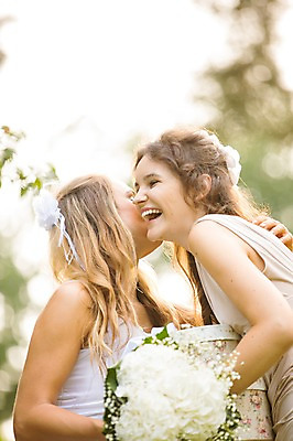 포토 JPG 주간 외국인 나무 백인 커플 응시 여자 신부 부케 결혼 결혼식 키스 선물 서기 웃음 들기 상반신 20대 성인 야외 두명 옆모습 아웃포커스 친구 체코 성인여자만 국내포토 자연요소 서양인 식물 시선 유럽 뷰포인트 꽃다발 관계 모션 촬영기법 표정 사람 인종 이벤트 청년 애정표현 여자만 성인만 파일형식