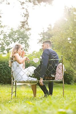 포토 JPG 주간 전신 외국인 나무 백인 부부 커플 응시 여자 남자 결혼 쿠션 벤치 안기 결혼식 앉기 잔디 20대 성인 야외 두명 옆모습 아웃포커스 체코 성인만 국내포토 자연요소 서양인 식물 시선 유럽 뷰포인트 의자 관계 모션 촬영기법 사람 인종 이벤트 청년 파일형식