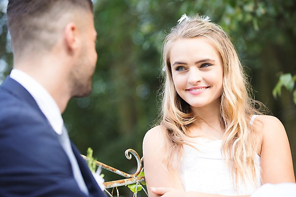 포토 JPG 주간 외국인 나무 백인 부부 커플 응시 여자 남자 결혼 벤치 결혼식 웃음 앉기 상반신 20대 성인 야외 두명 앞모습 옆모습 아웃포커스 체코 성인만 국내포토 자연요소 서양인 식물 시선 유럽 뷰포인트 의자 관계 모션 촬영기법 표정 사람 인종 이벤트 청년 파일형식