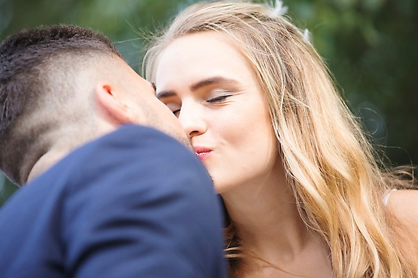 포토 JPG 주간 외국인 백인 부부 커플 여자 남자 결혼 결혼식 키스 앉기 상반신 20대 성인 야외 두명 앞모습 옆모습 아웃포커스 눈감음 체코 성인만 국내포토 자연요소 서양인 유럽 뷰포인트 관계 모션 촬영기법 사람 인종 이벤트 청년 애정표현 파일형식