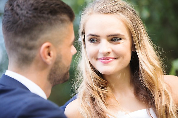 포토 JPG 주간 외국인 백인 부부 커플 응시 여자 남자 결혼 결혼식 미소 앉기 상반신 20대 성인 야외 두명 앞모습 옆모습 아웃포커스 체코 성인만 국내포토 자연요소 서양인 시선 유럽 뷰포인트 관계 모션 촬영기법 표정 사람 인종 이벤트 청년 파일형식