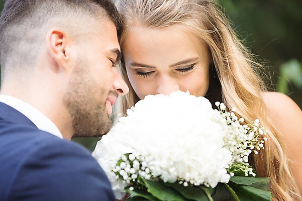 포토 JPG 주간 외국인 백인 부부 커플 응시 여자 남자 결혼 결혼식 미소 앉기 상반신 20대 성인 야외 두명 앞모습 옆모습 아웃포커스 향기 냄새 체코 성인만 국내포토 자연요소 서양인 시선 유럽 뷰포인트 관계 모션 촬영기법 표정 사람 인종 이벤트 청년 파일형식