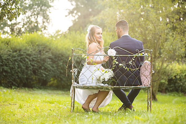 포토 JPG 주간 전신 외국인 나무 백인 부부 커플 여자 남자 결혼 벤치 결혼식 웃음 앉기 잔디 20대 성인 야외 두명 옆모습 뒷모습 아웃포커스 체코 성인만 국내포토 자연요소 서양인 식물 유럽 뷰포인트 의자 관계 모션 촬영기법 표정 사람 인종 이벤트 청년 파일형식