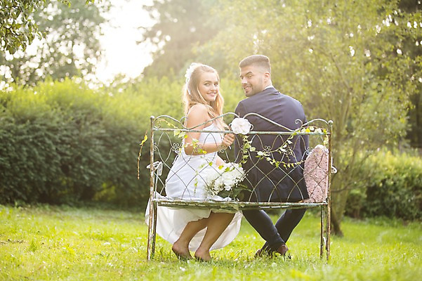 포토 JPG 주간 전신 외국인 나무 백인 부부 커플 여자 남자 결혼 벤치 결혼식 웃음 앉기 잔디 20대 성인 야외 두명 옆모습 뒷모습 아웃포커스 체코 성인만 국내포토 자연요소 서양인 식물 유럽 뷰포인트 의자 관계 모션 촬영기법 표정 사람 인종 이벤트 청년 파일형식