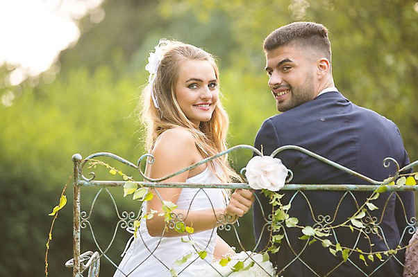 포토 JPG 주간 외국인 백인 부부 커플 여자 남자 결혼 벤치 결혼식 웃음 앉기 상반신 20대 성인 야외 두명 옆모습 뒷모습 아웃포커스 체코 성인만 국내포토 자연요소 서양인 유럽 뷰포인트 의자 관계 모션 촬영기법 표정 사람 인종 이벤트 청년 파일형식