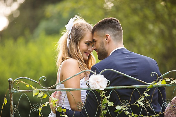 포토 JPG 주간 외국인 나무 백인 부부 커플 응시 여자 남자 결혼 벤치 결혼식 웃음 앉기 상반신 20대 성인 야외 두명 옆모습 뒷모습 아웃포커스 스킨십 체코 성인만 국내포토 자연요소 서양인 식물 시선 유럽 뷰포인트 의자 관계 모션 촬영기법 표정 사람 인종 이벤트 청년 파일형식