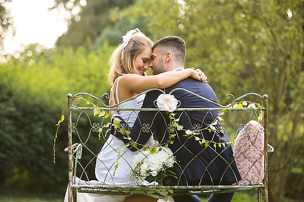 포토 JPG 주간 외국인 나무 백인 부부 커플 응시 여자 남자 결혼 벤치 안기 결혼식 웃음 앉기 잔디 상반신 20대 성인 야외 두명 옆모습 뒷모습 아웃포커스 스킨십 체코 성인만 국내포토 자연요소 서양인 식물 시선 유럽 뷰포인트 의자 관계 모션 촬영기법 표정 사람 인종 이벤트 청년 파일형식