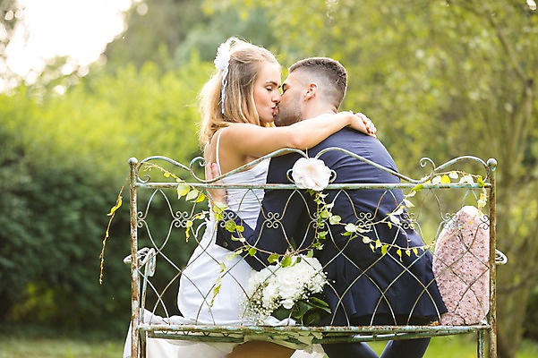 포토 JPG 주간 외국인 나무 백인 부부 커플 응시 여자 남자 결혼 벤치 결혼식 키스 앉기 상반신 20대 성인 야외 두명 옆모습 뒷모습 아웃포커스 스킨십 체코 성인만 국내포토 자연요소 서양인 식물 시선 유럽 뷰포인트 의자 관계 모션 촬영기법 사람 인종 이벤트 청년 애정표현 파일형식