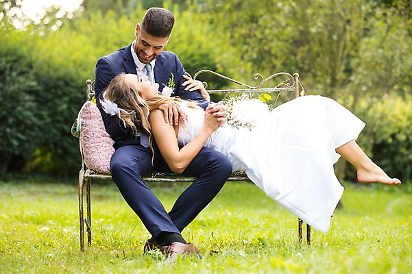 포토 JPG 주간 전신 외국인 백인 부부 커플 응시 여자 남자 부케 결혼 벤치 결혼식 웃음 들기 앉기 잔디 20대 성인 야외 두명 앞모습 옆모습 아웃포커스 눕기 체코 성인만 국내포토 자연요소 서양인 식물 시선 유럽 뷰포인트 꽃다발 의자 관계 모션 촬영기법 표정 사람 인종 이벤트 청년 파일형식