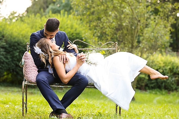 포토 JPG 주간 전신 외국인 백인 부부 커플 응시 여자 남자 부케 결혼 벤치 결혼식 웃음 들기 앉기 잔디 20대 성인 야외 두명 앞모습 옆모습 아웃포커스 눕기 체코 성인만 국내포토 자연요소 서양인 식물 시선 유럽 뷰포인트 꽃다발 의자 관계 모션 촬영기법 표정 사람 인종 이벤트 청년 파일형식