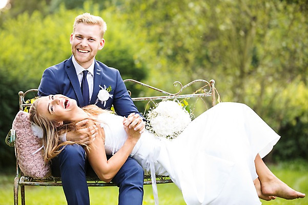 포토 JPG 주간 전신 외국인 백인 부부 커플 응시 여자 남자 부케 결혼 벤치 결혼식 웃음 들기 앉기 상반신 20대 성인 야외 두명 앞모습 옆모습 아웃포커스 눕기 체코 성인만 국내포토 자연요소 서양인 시선 유럽 뷰포인트 꽃다발 의자 관계 모션 촬영기법 표정 사람 인종 이벤트 청년 파일형식