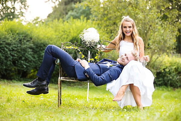 포토 JPG 주간 전신 외국인 백인 부부 커플 응시 여자 남자 부케 결혼 벤치 결혼식 웃음 들기 앉기 잔디 20대 성인 야외 두명 앞모습 옆모습 아웃포커스 눕기 체코 성인만 국내포토 자연요소 서양인 식물 시선 유럽 뷰포인트 꽃다발 의자 관계 모션 촬영기법 표정 사람 인종 이벤트 청년 파일형식
