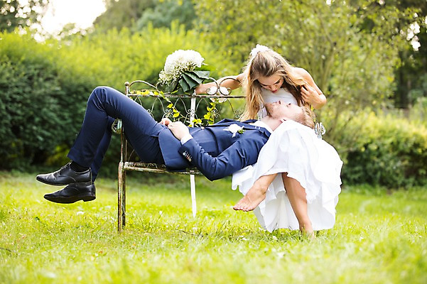 포토 JPG 주간 전신 외국인 백인 부부 커플 응시 여자 남자 부케 결혼 벤치 결혼식 웃음 들기 앉기 잔디 20대 성인 야외 두명 앞모습 옆모습 아웃포커스 눕기 체코 성인만 국내포토 자연요소 서양인 식물 시선 유럽 뷰포인트 꽃다발 의자 관계 모션 촬영기법 표정 사람 인종 이벤트 청년 파일형식