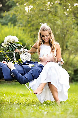 포토 JPG 주간 전신 외국인 백인 부부 커플 응시 여자 남자 부케 결혼 벤치 결혼식 웃음 들기 앉기 잔디 상반신 20대 성인 야외 두명 앞모습 옆모습 아웃포커스 눕기 체코 성인만 국내포토 자연요소 서양인 식물 시선 유럽 뷰포인트 꽃다발 의자 관계 모션 촬영기법 표정 사람 인종 이벤트 청년 파일형식