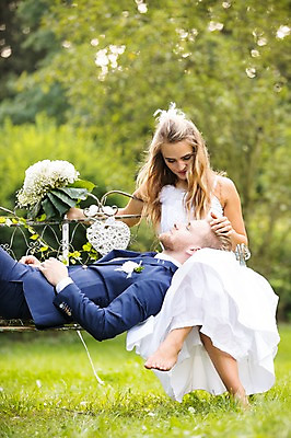 포토 JPG 주간 전신 외국인 백인 부부 커플 응시 여자 남자 부케 결혼 벤치 결혼식 웃음 들기 앉기 잔디 상반신 20대 성인 야외 두명 앞모습 옆모습 아웃포커스 눕기 체코 성인만 국내포토 자연요소 서양인 식물 시선 유럽 뷰포인트 꽃다발 의자 관계 모션 촬영기법 표정 사람 인종 이벤트 청년 파일형식