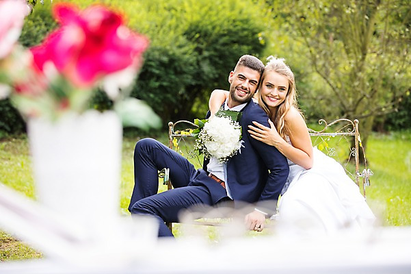 포토 JPG 주간 외국인 나무 백인 부부 커플 여자 남자 부케 결혼 벤치 결혼식 웃음 들기 앉기 잔디 상반신 20대 성인 야외 두명 옆모습 아웃포커스 체코 백허그 성인만 국내포토 자연요소 서양인 식물 유럽 뷰포인트 꽃다발 의자 관계 모션 포옹 촬영기법 표정 사람 인종 이벤트 청년 파일형식