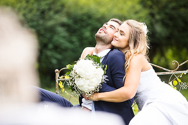 포토 JPG 주간 외국인 나무 백인 부부 커플 여자 남자 부케 결혼 벤치 결혼식 웃음 들기 앉기 상반신 20대 성인 야외 두명 옆모습 아웃포커스 눈감음 올려보기 체코 백허그 성인만 국내포토 자연요소 서양인 식물 유럽 뷰포인트 꽃다발 의자 관계 모션 포옹 촬영기법 표정 사람 인종 이벤트 청년 파일형식