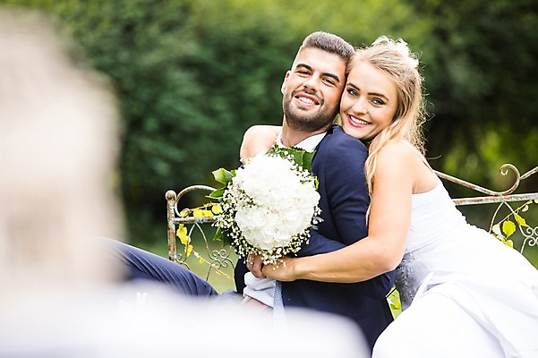 포토 JPG 주간 외국인 나무 백인 부부 커플 여자 남자 부케 결혼 벤치 결혼식 웃음 들기 앉기 상반신 20대 성인 야외 두명 옆모습 아웃포커스 체코 백허그 성인만 국내포토 자연요소 서양인 식물 유럽 뷰포인트 꽃다발 의자 관계 모션 포옹 촬영기법 표정 사람 인종 이벤트 청년 파일형식