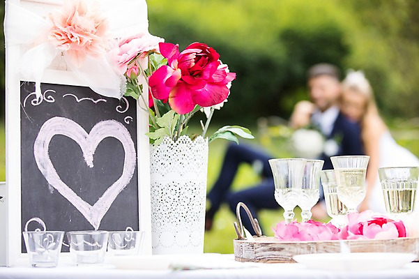 포토 JPG 주간 외국인 백인 부부 커플 여자 남자 꽃 결혼 벤치 안기 결혼식 쟁반 앉기 상반신 20대 성인 야외 두명 옆모습 아웃포커스 칠판 샴페인잔 체코 성인만 국내포토 자연요소 서양인 식물 유럽 뷰포인트 술잔 의자 관계 모션 촬영기법 사람 인종 이벤트 청년 파일형식