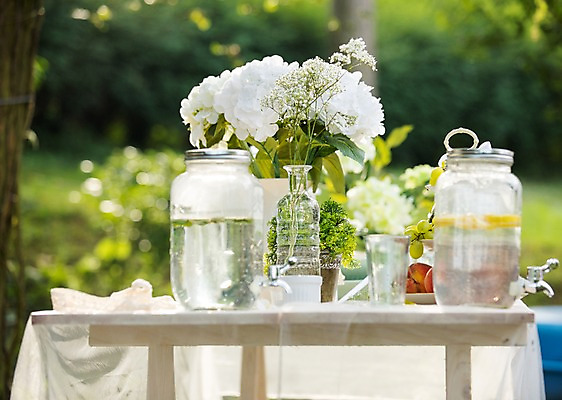 포토 JPG 주간 꽃 음료 결혼 결혼식 유리병 사람없음 야외 아웃포커스 꽃병 결혼소품 체코 국내포토 자연요소 식물 유럽 병_용기 촬영기법 이벤트 오브젝트 파일형식