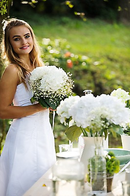 포토 JPG 주간 외국인 백인 응시 여자 꽃 결혼 탁자 결혼식 한명 서기 웃음 들기 상반신 20대 성인 야외 옆모습 아웃포커스 꽃병 체코 성인여자한명만 국내포토 자연요소 서양인 식물 1 시선 유럽 뷰포인트 가구 모션 촬영기법 표정 사람 인종 이벤트 청년 여자한명만 성인여자만 파일형식