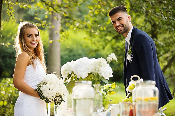포토 JPG 주간 외국인 백인 부부 커플 응시 여자 남자 꽃 신부 신랑 결혼 탁자 결혼식 서기 웃음 상반신 20대 성인 야외 두명 옆모습 아웃포커스 꽃병 체코 성인만 국내포토 자연요소 서양인 식물 시선 유럽 뷰포인트 가구 관계 모션 촬영기법 표정 사람 인종 이벤트 청년 파일형식