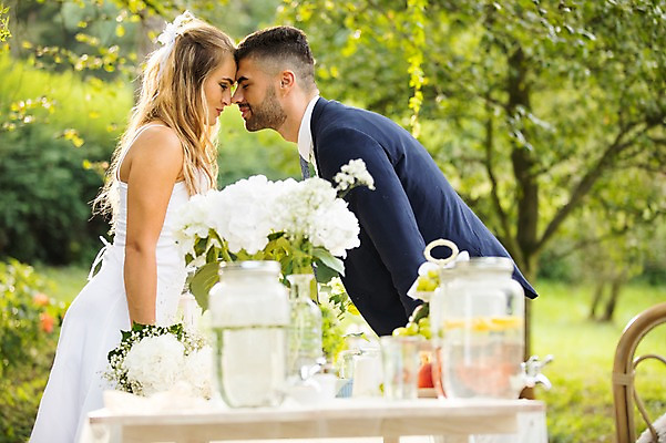 포토 JPG 주간 외국인 백인 부부 커플 여자 남자 꽃 신부 신랑 결혼 탁자 결혼식 서기 상반신 20대 성인 야외 두명 옆모습 아웃포커스 꽃병 체코 이마맞대기 성인만 국내포토 자연요소 서양인 식물 유럽 뷰포인트 가구 관계 모션 촬영기법 사람 인종 이벤트 청년 얼굴맞대기 파일형식
