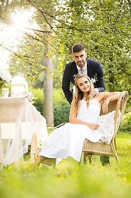 포토 JPG 주간 전신 외국인 나무 백인 부부 커플 여자 남자 신부 신랑 결혼 탁자 결혼식 서기 웃음 앉기 잔디 상반신 20대 성인 야외 두명 앞모습 아웃포커스 체코 성인만 국내포토 자연요소 서양인 식물 유럽 뷰포인트 가구 관계 모션 촬영기법 표정 사람 인종 이벤트 청년 파일형식