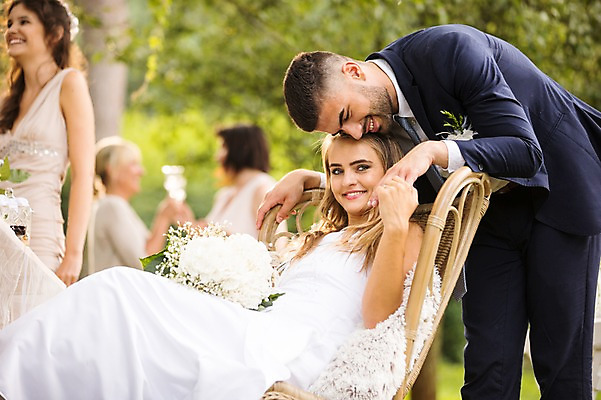 포토 JPG 주간 외국인 백인 부부 커플 여자 남자 부케 결혼 의자 탁자 결혼식 서기 웃음 들기 앉기 여러명 상반신 20대 성인 야외 옆모습 아웃포커스 친구 축하 체코 백허그 성인만 국내포토 자연요소 서양인 유럽 뷰포인트 꽃다발 가구 다수 컨셉 관계 모션 포옹 촬영기법 표정 사람 인종 이벤트 청년 파일형식