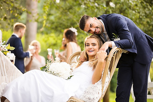 포토 JPG 주간 외국인 백인 부부 커플 여자 남자 결혼 의자 탁자 결혼식 서기 웃음 앉기 여러명 상반신 20대 성인 야외 옆모습 아웃포커스 친구 축하 스킨십 체코 백허그 성인만 국내포토 자연요소 서양인 유럽 뷰포인트 가구 다수 컨셉 관계 모션 포옹 촬영기법 표정 사람 인종 이벤트 청년 파일형식