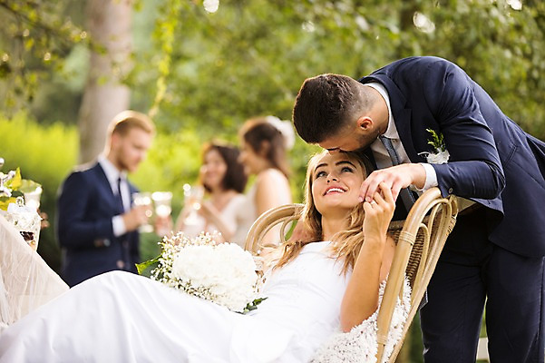 포토 JPG 주간 외국인 백인 부부 커플 여자 남자 결혼 의자 탁자 결혼식 서기 웃음 앉기 여러명 상반신 20대 성인 야외 옆모습 아웃포커스 친구 축하 스킨십 체코 백허그 성인만 국내포토 자연요소 서양인 유럽 뷰포인트 가구 다수 컨셉 관계 모션 포옹 촬영기법 표정 사람 인종 이벤트 청년 파일형식