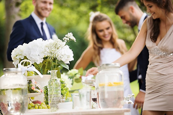 포토 JPG 주간 외국인 백인 부부 커플 응시 여자 남자 꽃 음료 결혼 결혼식 유리병 서기 여러명 상반신 20대 성인 야외 앞모습 아웃포커스 친구 꽃병 축하 구경 체코 성인만 국내포토 자연요소 서양인 식물 시선 유럽 뷰포인트 다수 컨셉 관계 모션 병_용기 촬영기법 사람 인종 이벤트 청년 파일형식