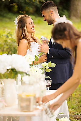 포토 JPG 주간 외국인 백인 커플 응시 여자 남자 꽃 음료 신부 신랑 결혼 탁자 결혼식 서기 웃음 상반신 20대 성인 야외 옆모습 아웃포커스 세명 친구 꽃병 붓기 체코 성인만 국내포토 자연요소 서양인 식물 시선 유럽 뷰포인트 가구 관계 모션 촬영기법 표정 사람 인종 이벤트 청년 파일형식