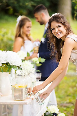 포토 JPG 주간 외국인 백인 커플 응시 여자 남자 꽃 음료 신부 신랑 결혼 탁자 결혼식 서기 웃음 상반신 20대 성인 야외 옆모습 아웃포커스 세명 친구 꽃병 붓기 체코 성인만 국내포토 자연요소 서양인 식물 시선 유럽 뷰포인트 가구 관계 모션 촬영기법 표정 사람 인종 이벤트 청년 파일형식