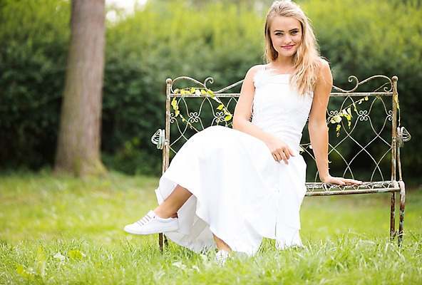 포토 JPG 주간 전신 외국인 나무 백인 여자 결혼 벤치 의자 결혼식 한명 웃음 앉기 잔디 20대 성인 야외 앞모습 아웃포커스 다리꼬기 체코 성인여자한명만 국내포토 자연요소 서양인 식물 1 유럽 뷰포인트 가구 모션 촬영기법 표정 사람 인종 이벤트 청년 여자한명만 성인여자만 파일형식