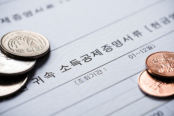 포토 JPG 스튜디오촬영 실내 사람없음 아웃포커스 금융 동전 서식 문서 십원 오십원 세금 연말정산 국내포토 돈 촬영기법 내부 경제 파일형식