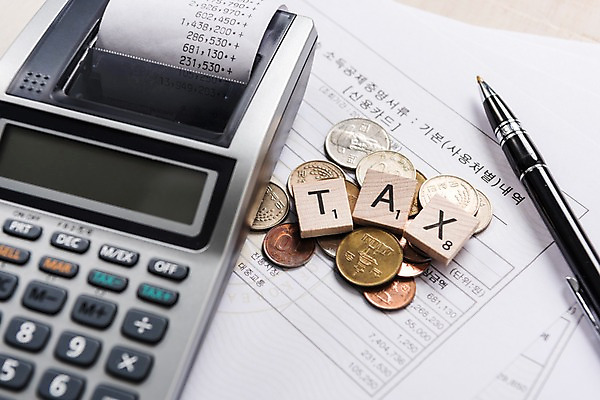 포토 JPG 스튜디오촬영 실내 사람없음 금융 펜 동전 계산기 문서 영수증 세금 연말정산 국내포토 돈 문구용품 내부 경제 필기구 장비 파일형식