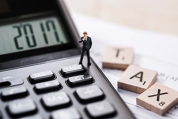 포토 JPG 스튜디오촬영 사람모양 실내 사람없음 아웃포커스 금융 숫자 모형 피규어 계산기 비즈니스맨 문서 세금 연말정산 2017년 국내포토 모양 문자 남자 비즈니스 문구용품 촬영기법 내부 경제 미니어처 장비 직장인 연도 파일형식