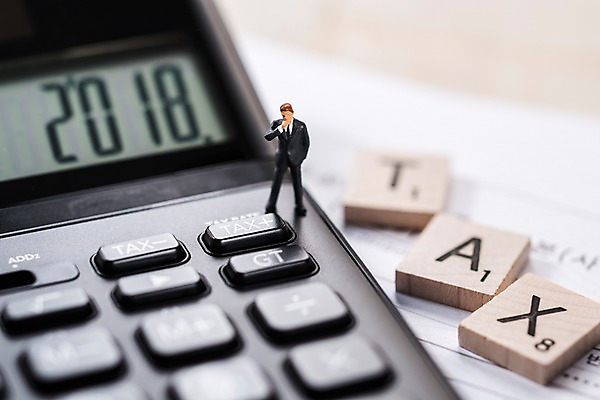 포토 JPG 스튜디오촬영 사람모양 실내 사람없음 아웃포커스 금융 숫자 모형 피규어 계산기 비즈니스맨 문서 2018년 세금 연말정산 국내포토 모양 문자 남자 비즈니스 문구용품 촬영기법 내부 경제 미니어처 장비 직장인 연도 파일형식