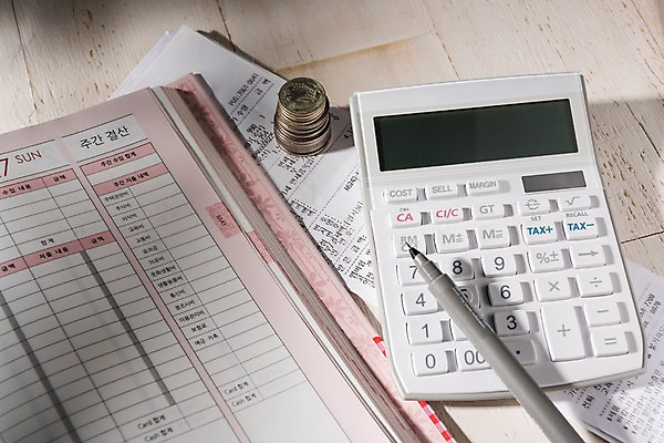 포토 JPG 스튜디오촬영 실내 사람없음 금융 펜 동전 계산기 영수증 가계부 세금 연말정산 국내포토 돈 문구용품 내부 경제 필기구 장비 파일형식