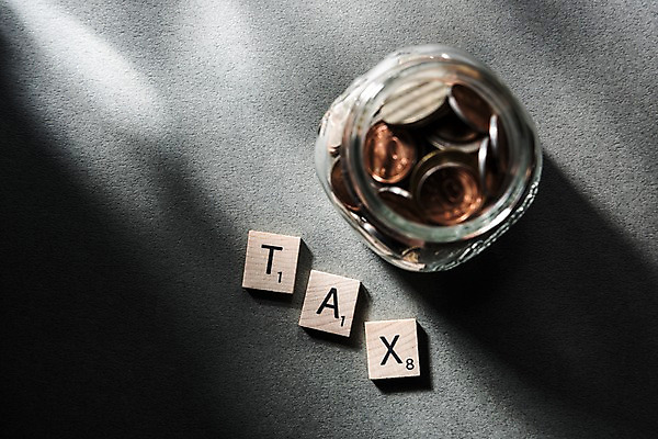 포토 JPG 스튜디오촬영 영어 유리병 실내 사람없음 아웃포커스 금융 단어 하이앵글 동전 세금 연말정산 플랫레이 국내포토 문자 뷰포인트 돈 병_용기 촬영기법 내부 경제 플랫 파일형식